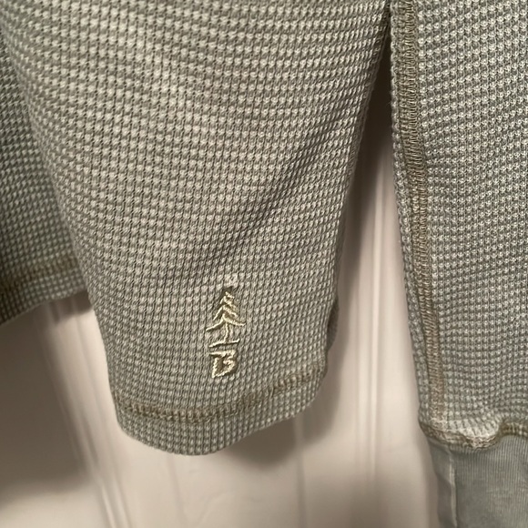 2 Outdoor Bass Women’s Tops in Size
Large. One wash out black and mint green - Picture 6 of 9